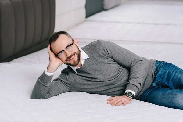 Choosing a mattress — Stock Photo