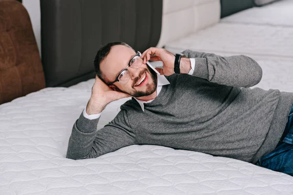 Сustomer in mattress store — Stock Photo