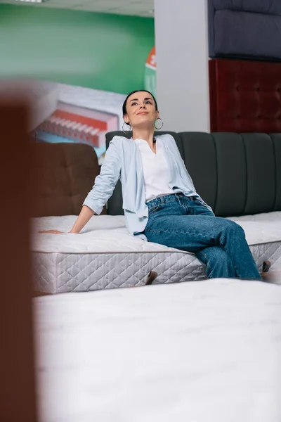 Сustomer in mattress store — Stock Photo