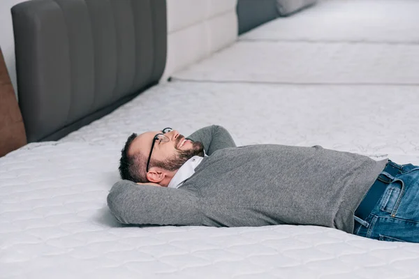 Customer lying on orthopedic mattress — Stock Photo