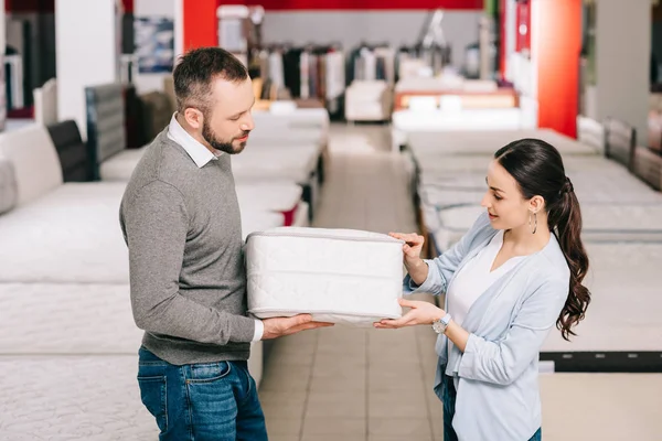 Couple choisissant matelas pliant — Photo de stock