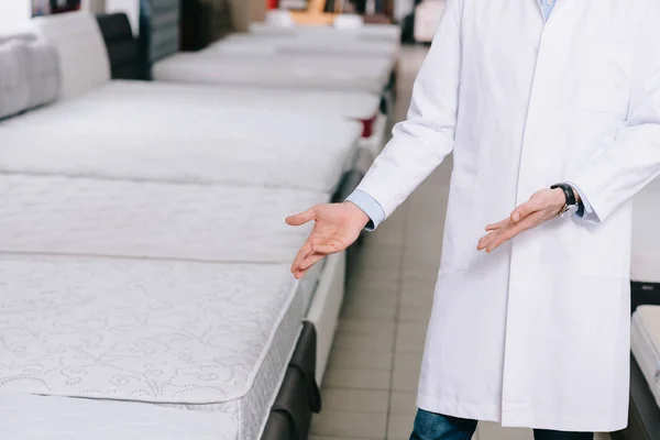 Orthopédiste dans le magasin de matelas — Photo de stock