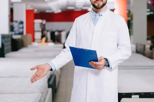 Orthopedist in mattresses store — Stock Photo