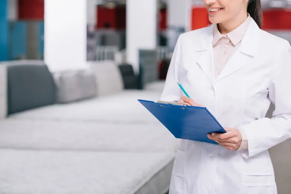 Orthipedist in mattresses store — Stock Photo