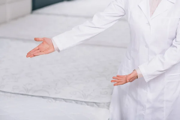 Assistant dans le magasin de matelas — Photo de stock