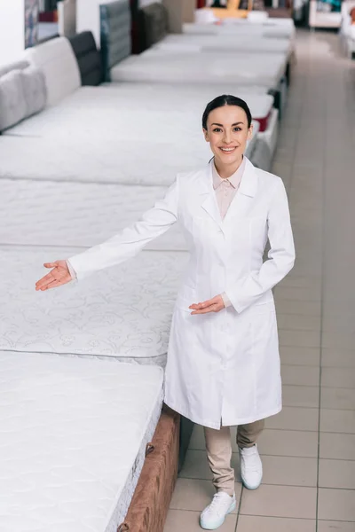 Assistant dans le magasin de matelas — Photo de stock