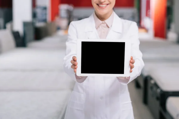 Asistente mostrando tableta - foto de stock