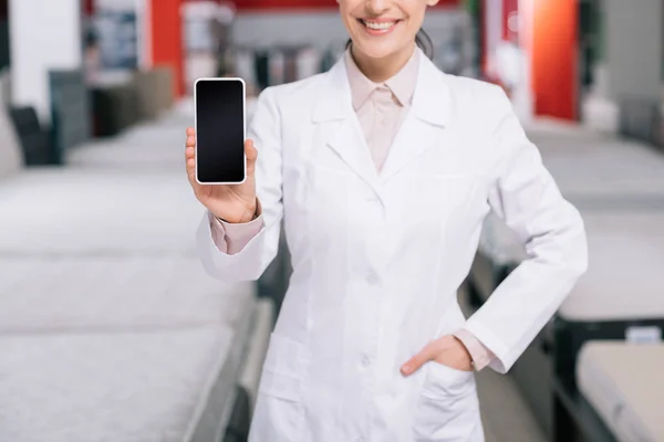 Asistente mostrando smartphone - foto de stock