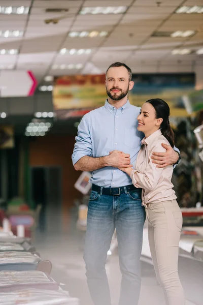 Porträt eines lächelnden Ehepaares im Möbelhaus — Stockfoto