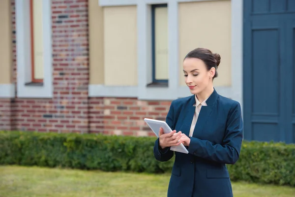 Belle femme d'affaires utilisant tablette sur la rue — Photo de stock