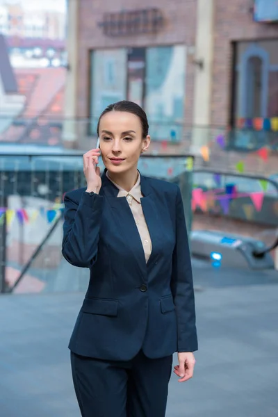 Bella donna d'affari che parla da smartphone e distoglie lo sguardo — Foto stock