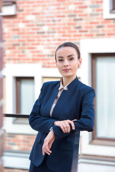 Hermosa mujer de negocios posando y mirando la cámara - foto de stock