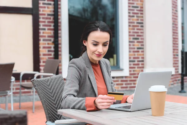 Hermosa mujer elegante de compras en línea con el ordenador portátil - foto de stock