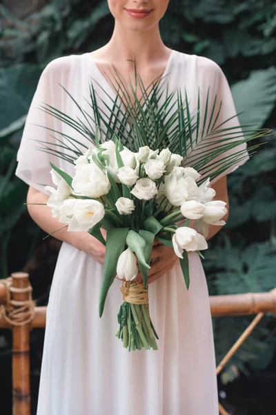 Vue recadrée de la mariée posant avec bouquet de mariage — Photo de stock