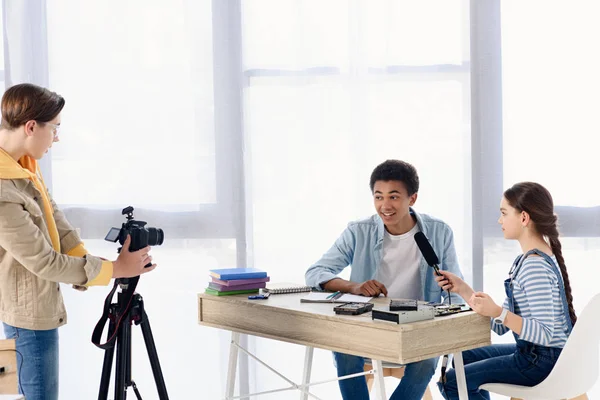 Multikulturelle Teenager drehen Videoblog über Technik zu Hause — Stockfoto