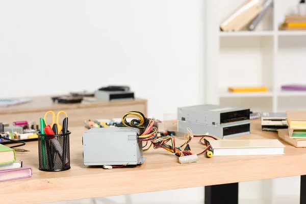 Diferentes equipamentos para engenharia em mesas na sala de estar — Fotografia de Stock