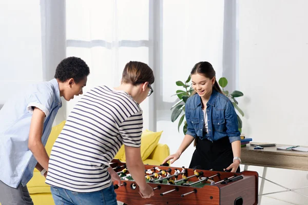 Adolescentes multiculturais jogando futebol de mesa em casa — Fotografia de Stock