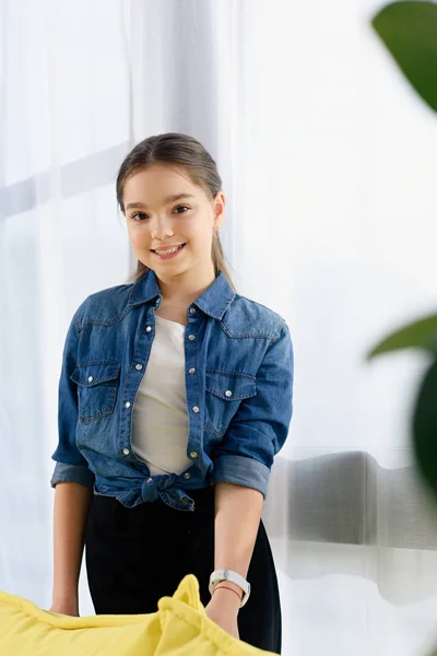 Ritratto di un bambino sorridente che guarda la macchina fotografica a casa — Foto stock