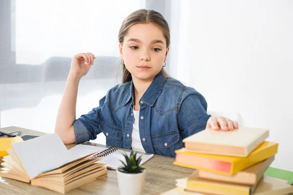 Adorável preteen criança levando livros em casa — Fotografia de Stock