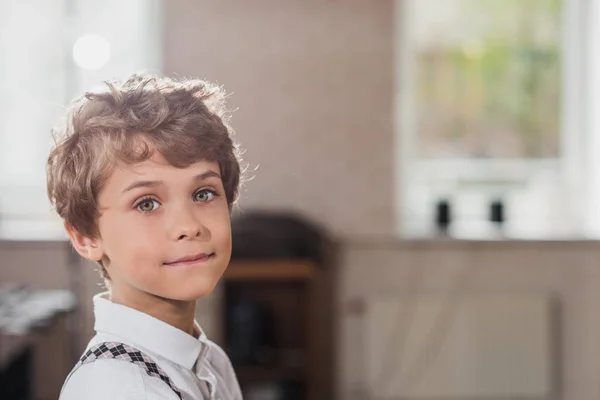 Niño sonriente mirando la cámara en la barbería - foto de stock