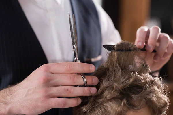 Plan recadré de coiffeur couper les cheveux du petit enfant — Photo de stock