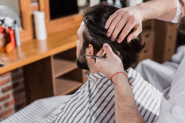 Barbudo homem chegando corte de cabelo na barbearia — Fotografia de Stock