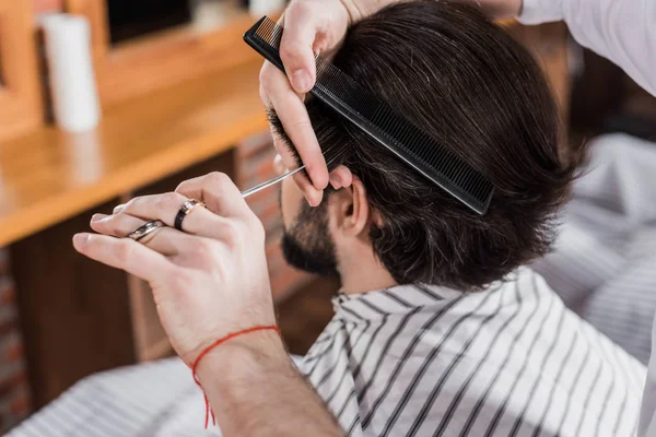 Primer plano de hombre conseguir corte de pelo en la barbería - foto de stock