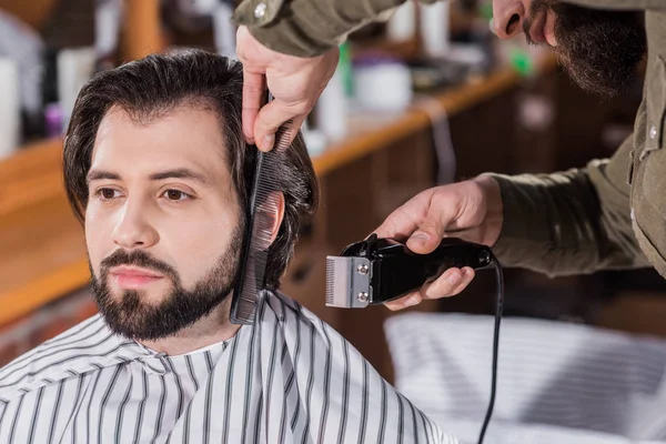 Gros plan de barbier rasoir homme avec tondeuse à cheveux — Photo de stock
