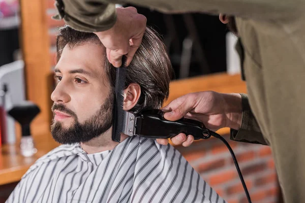 Primer plano del cliente de afeitado de peluquero con Hair Clipper - foto de stock