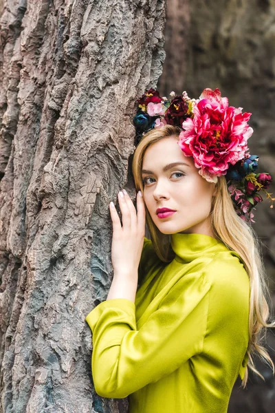 Jovem atraente com coroa floral olhando para longe — Fotografia de Stock