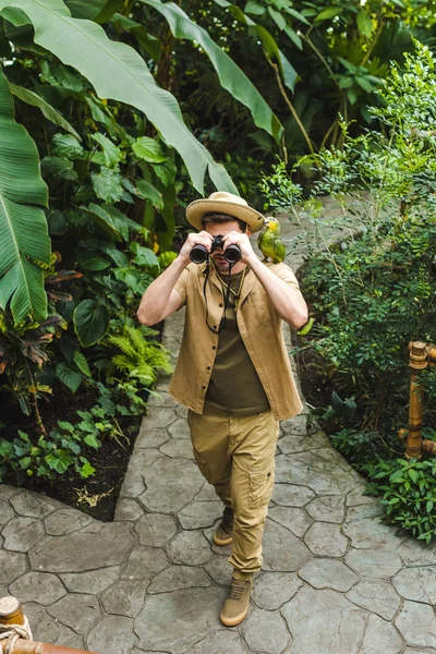 Joven guapo con loro en el hombro - foto de stock