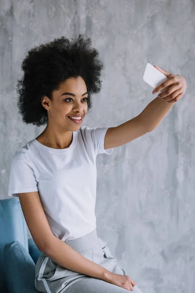 Mujer afroamericana bastante tomando selfie con teléfono - foto de stock