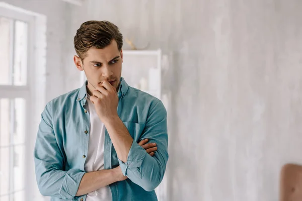 Nachdenklicher junger Mann in Lounge-Kleidung zu Hause — Stockfoto