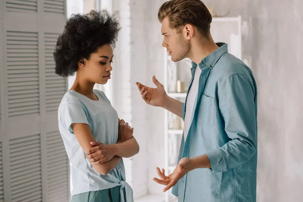 Pareja multirracial discutiendo en casa - foto de stock