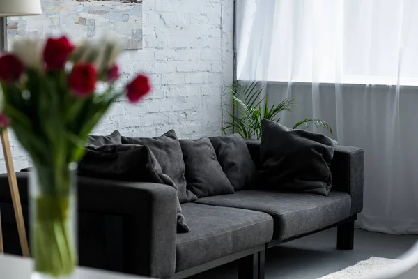 Selektiver Fokus des leeren Wohnzimmers mit grauem Sofa — Stockfoto