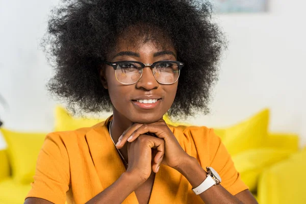 Портрет усміхненого афроамериканця в окулярах дивиться на камеру — стокове фото