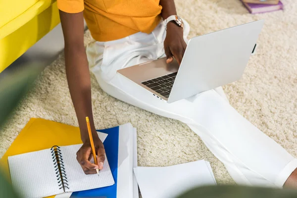 Corte tiro de Africano americano freelancer remoto trabalhando no chão em casa — Fotografia de Stock