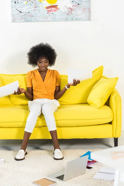 Gestresste Afroamerikanerin arbeitet zu Hause — Stockfoto