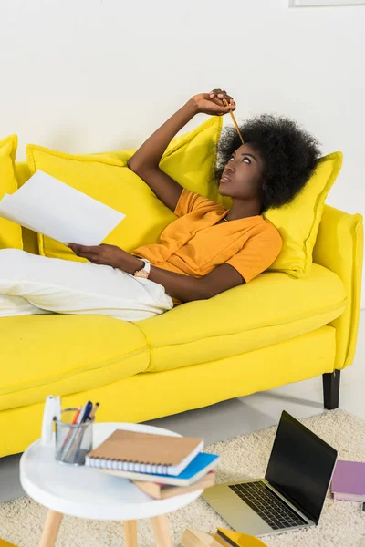 Mulher afro-americana pensativa com papéis remotos trabalhando em casa — Fotografia de Stock