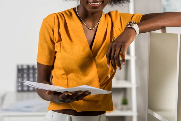 Vista parcial do belo freelancer afro-americano com papéis em home office — Fotografia de Stock