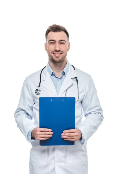 Улыбающийся врач мужчина со стетоскопом и буфером обмена на белом фоне — стоковое фото