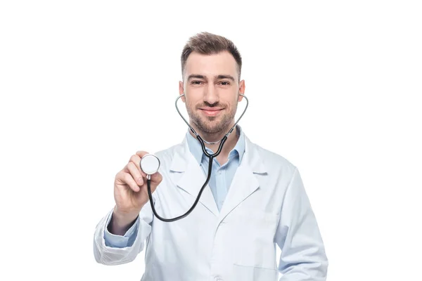 Молодий усміхнений чоловічий лікар зі стетоскопом ізольований на білому тлі — стокове фото