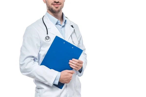 Обрізане зображення лікаря-чоловіка зі стетоскопом та буфера обміну інформацією ізольовано на білому тлі — стокове фото