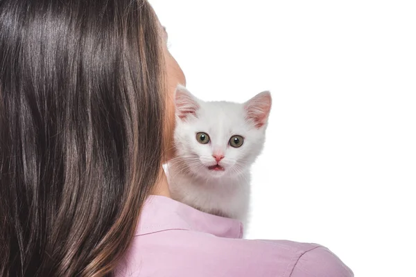 Rückansicht der jungen Frau mit Kätzchen auf Schulter isoliert auf weißem Hintergrund — Stockfoto