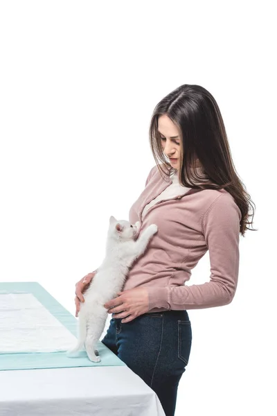 Jeune femme avec adorable chaton isolé sur fond blanc — Photo de stock