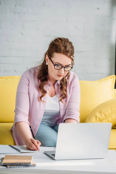 Beautiful freelancer working at home with laptop — Stock Photo