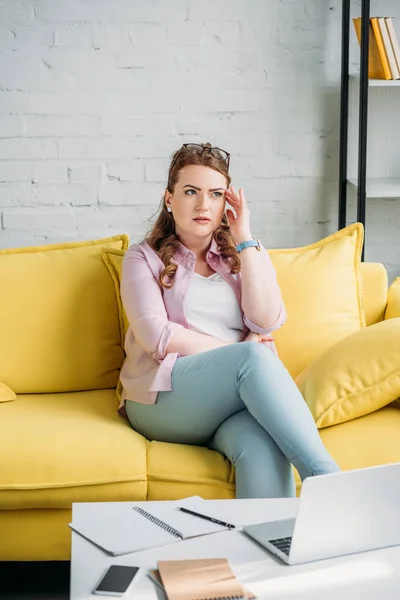 Hermosa mujer que tiene dolor de cabeza después de trabajar con el ordenador portátil en casa - foto de stock