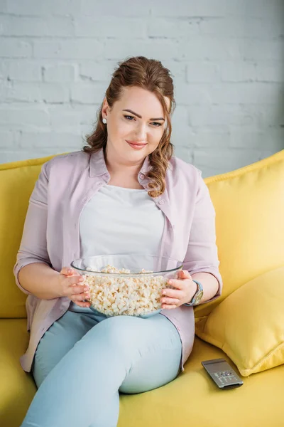 Schöne Frau schaut Film mit Popcorn zu Hause — Stockfoto