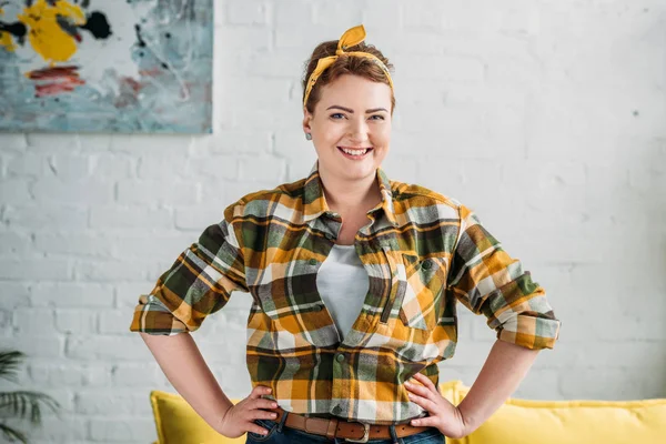 Portrait de belle femme souriante en chemise à carreaux et bandeau à la maison — Photo de stock