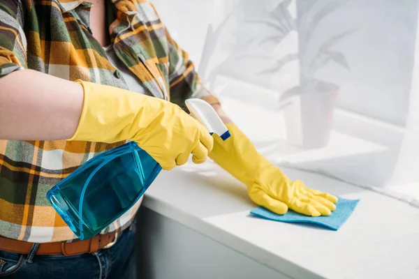 Imagem cortada de mulher espanando peitoril da janela em casa — Fotografia de Stock